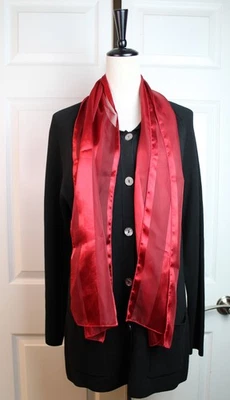 Cachecol retangular vintage marca desconhecida clássico cetim vermelho e chiffon férias 61"L x 13" - Imagem 1 de 2