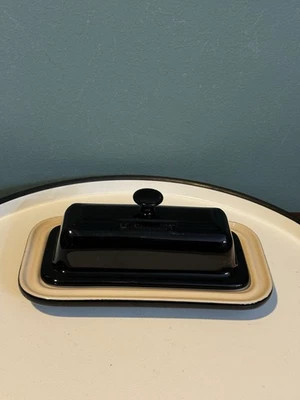 Le Creuset Stoneware 1/4 Lb Stick Butter Dish With Knob Lid Black And Cream - Image 1 of 4