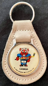 Llavero olímpico canadiense 1980 cuero blanco con mascota castor sin usar - Imagen 1 de 2