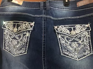 NWT Women’s Wallflower Embellished Perfect Fit Stretch Capris Mid Rise 16W $54 - Picture 1 of 8