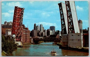 Tarjeta postal de Chicago Illinois años 50 puente levadizo del suroeste abajo del río Chicago - Imagen 1 de 2