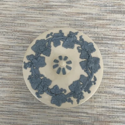 Wedgwood England Jasperware azul sobre branco caixa redonda de bugigangas folhas de uva - Imagem 1 de 4