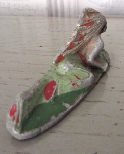 Figurine Indien rampant avec Tomahawk Quiralu à restaurer Long 6 cm Poids 24 grs - Imagen 1 de 8