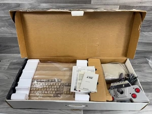 SISTEMA INFORMATICO COMMODORE AMIGA 500 VINTAGE + EXTRA CON SCATOLA SI ACCENDE NON TESTATO - Foto 1 di 23