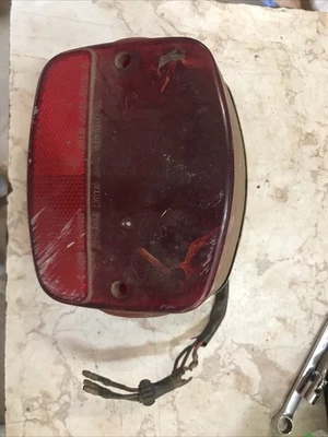 КРЫШКА ОБЪЕКТИВА ЗАДНЕГО ФОНАРЯ ТОРМОЗА KAWASAKI KZ 220-40781 ТРЕСНУТАЯ - Изображение 1 из 4