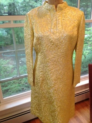 Vestido vintage plateado metálico brocado sobre amarillo manga larga Foto 1 de 4
