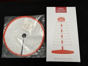 2024 Hallmark North Pole Display Baumständer, Rock und Mini Haken KOC - Bild 1 von 6