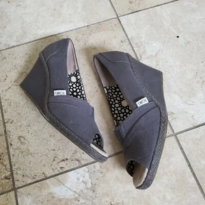 Toms Calypso zehenfreier Damenschuh Canvas Keilabsatz grau Größe 9,5 grau - Bild 1 von 8