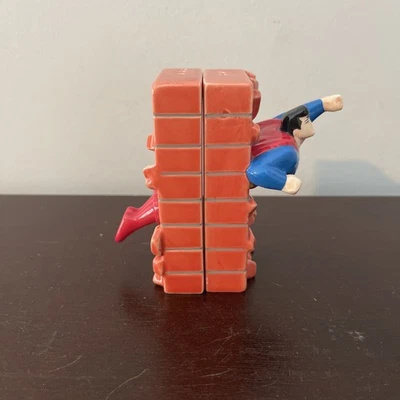 Conjunto de Shaker de Sal e Pimenta Superman Breaking Wall Cozinha Nova Liga da Justiça WB - Imagem 1 de 4