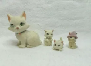 FIGURINES LOT DE 4 CHATS LA MAMAN ET SES BÉBÉS EN VELOURS FLOQUÉ BLANC - Imagen 1 de 3