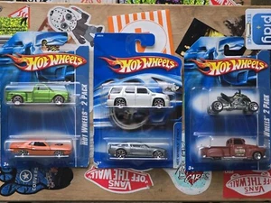 ¡NUEVO! Hot Wheels 2-PACK ¡Lote de 3! Chevy 69|Cadillac|Escalade|Mustang|¡Challenger! - Imagen 1 de 12