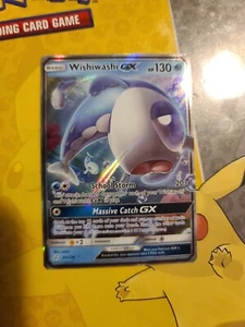 Pokémon TCG Wishiwashi GX Sonne & Mond - Kosmische Finsternis 63/236 Holo Ultra Rare - Bild 1 von 2