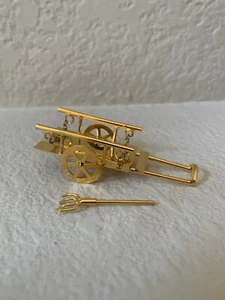ACCESSORIO CASA DELLE BAMBOLE VINTAGE ANNI 70 PLACCATO ORO WAGAN E RAkE in miniatura - Foto 1 di 9