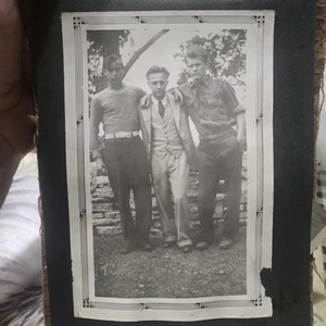 Tre bellissimi giovani uomini in tuta, armadio card famiglia - Foto 1 di 3