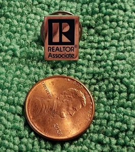 PIN SOLAPA ESMALTE COLOR AZUL Y DORADO REALTOR ASSOCIATE - Imagen 1 de 2