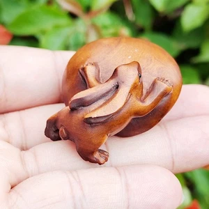 GX1313 - Netsuke de boj tallado a mano de 2" de 20 años: encantador conejo sobre hongo - Imagen 1 de 10