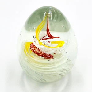Pisapapeles de vidrio artístico en forma de huevo de estudio remolino rojo y amarillo con burbuja de 3 pulgadas - Imagen 1 de 9