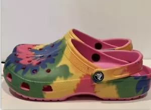 Zueco gráfico Crocs unisex clásico tinte rosa/multicolor talla 5 = mujer 7 - Imagen 1 de 7