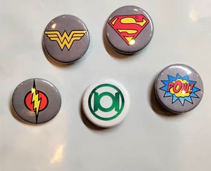 Superman, Green Lantern, Wonder Woman, Flash, Pow, 5 klassische Pinback Buttons - Bild 1 von 3