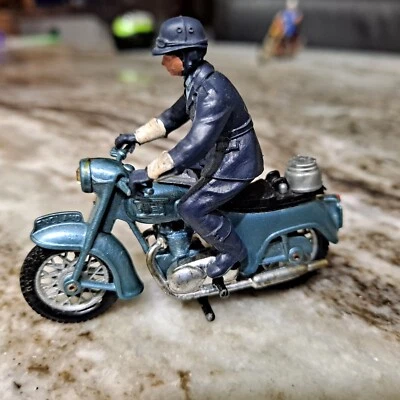 Motocicleta diecast vintage Britains Ltd y piloto oficial de policía azul Foto 1 de 4