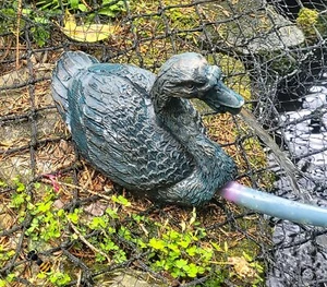 POND SPITTER DUCK GARDEN WATER FOUNTAIN FEATURE STATUE 1M HOSE ORANMENT NEW - Picture 1 of 4