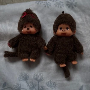 Monchhichi Retro Mini Plüsch Armband Charm Set 85mm Junge Mädchen Schlüsselanhänger - Bild 1 von 6