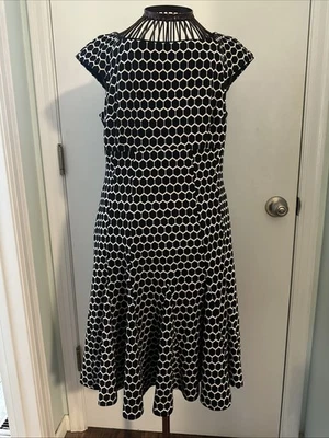 Vestido gabby skye 6 blanco y negro manga gorra ajuste y acampanado patrón geométrico Foto 1 de 4