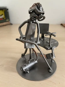Schraubenmännchen Staubsauger Schreibtisch Metallkunst - Geschenkidee und Deko - Bild 1 von 3