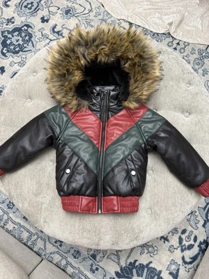DĀKOMA OUTDOORWEAR Unisex Niños Negro Rojo y Verde Imitación Cuero Bomber Abrigo Piel Capucha Foto 1 de 4
