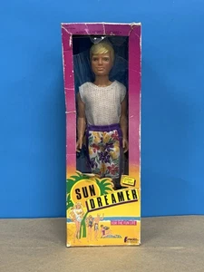 Muñeca adolescente Ken Clone Creata Sun Dreamer 1987 vintage escena de California #1661 - Imagen 1 de 17