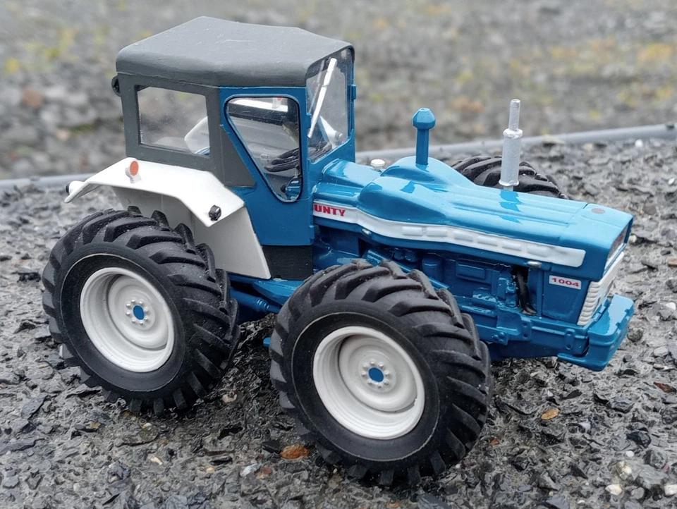 1/32 FORD COUNTY 1004 SUPER-SIX tractor model with Lambourn cab - Image 1 of 4