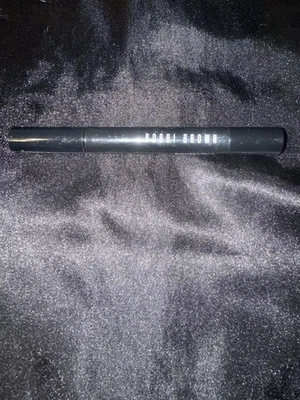 Varita táctil Bobby Brown ligera a mediana Foto 1 de 2