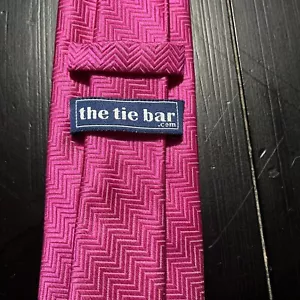 The Tie Bar Brand 100% Silk Necktie Pink ZigZag Pattern 3" W x 50" L - Picture 1 of 6