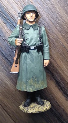 KING & COUNTRY WWII GERMAN ARMY GUARD DUTY SOLDIER FIGURE 2006 - image 1 of 3
