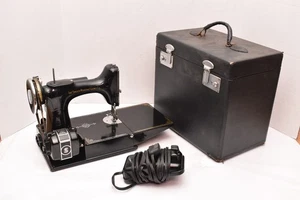 1937 SINGER 221 FEDERLEICHTE NÄHMASCHINE MIT Pedal & Koffer Vintage Scroll Face- - Bild 1 von 23