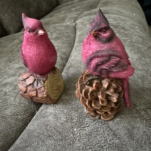 Hand carved Resin Cardinals Set Of 2 One On A Log One On A Pinecone - Picture 1 of 4