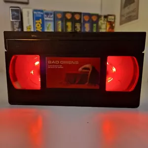 Lampada a nastro VHS Bad Omens pace della mente LED regalo compleanno Natale musica retrò luce - Foto 1 di 1