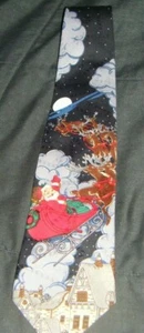 HAPPY HOLIDAYS WEIHNACHTSMANN & RENTIER YULE KRAWATTE Punze 100 % Polyester Hergestellt in den USA - Bild 1 von 3