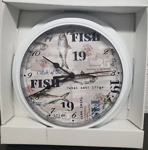 Orologio da parete in plastica (8,75") bordo bianco CON DIFETTO, PESCE, CATTURA DEL GIORNO, AAC - Foto 1 di 9