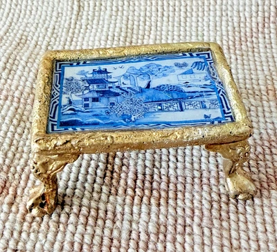 Mesa de centro miniatura para casa de muñecas calcomanía azul y blanca marco dorado lacado Q 2492 Foto 1 de 4