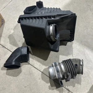 1999-2005 Pontiac Grand Am 3.4L OEM air filter cleaner box 99 00 01 02 03 04 05 - Picture 1 of 9