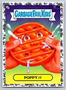 2024 Topps Garbage Pail Kids: Kids-At-Play Black 70a Poppy It 167/199 - Imagen 1 de 2