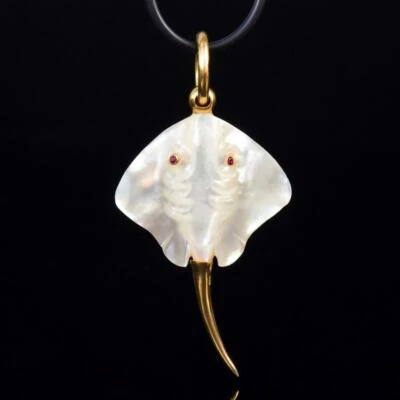 Stingray Pendant Mother-of-Pearl Ruby Eyes Gold Vermeil Sterling Silver 6.28 g - Image 1 of 4