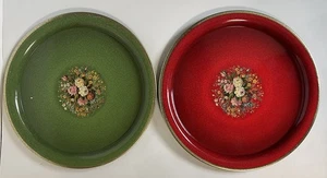 2 Vintage MCM Blumendesign 10" Runde Metall Serviertabletts Rot/Grün Hergestellt in Holland - Bild 1 von 24