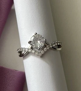 Stunning silver tone Ring set with sparkling clear stones. Adjustable size - Picture 1 of 5