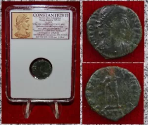 Antigua moneda Imperio Romano Emperador Constancio II en vestido militar sosteniendo globo - Imagen 1 de 4