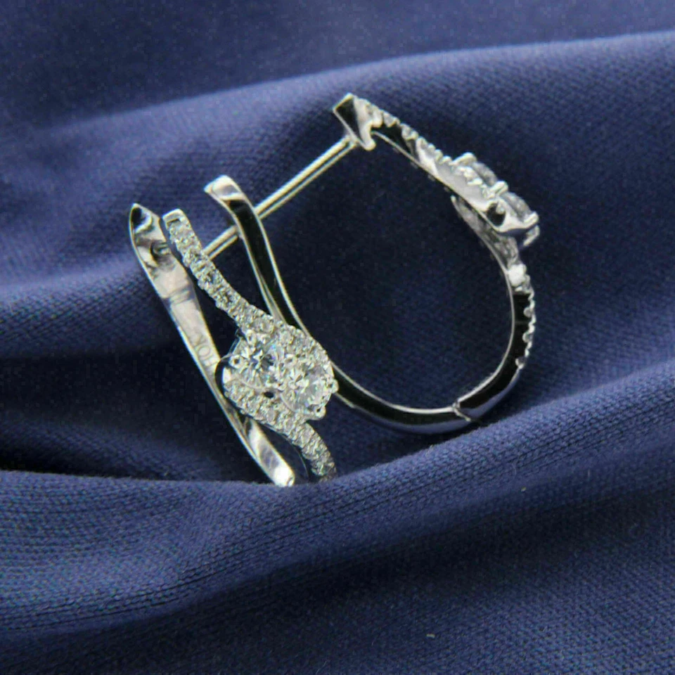 Pendientes de aro Huggie de oro blanco sólido de 14 k con zafiro creado en laboratorio de 2,50 quilates de corte redondo Foto 1 de 3