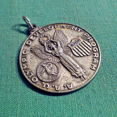 Vintage A.A.U. Colgante Medalla Ficha Programa de Desarrollo Olímpico Metal Tono Plateado Foto 1 de 3