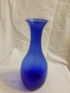 Jarrón de vidrio soplado azul cobalto de colección/botella de agua 9 1/4" de alto - Imagen 1 de 7