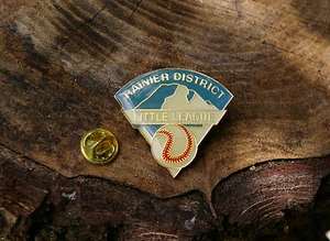Pin trasero con solapa de montaje de metal en tono dorado de béisbol Rainier District Little League - Imagen 1 de 7